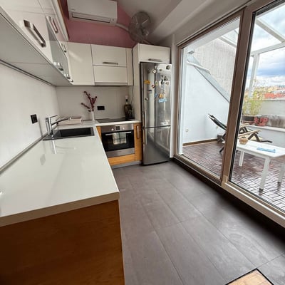 Location d’un appartement en duplex de 3 pièces avec vue sur la ville, 90 m², centre de Belgrade, Serbie